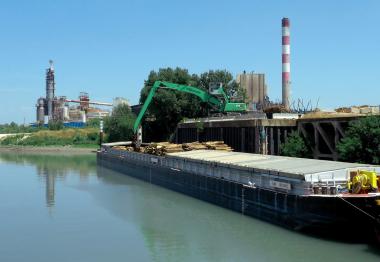 Péniche acheminant le bois à Fibre Excellence Provence